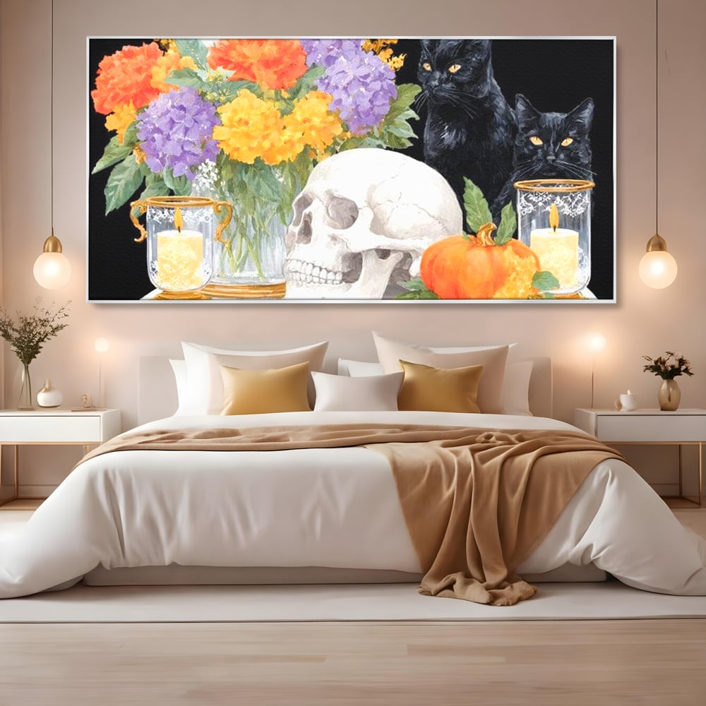 Tablou canvas cu tablou canvas cu pisici negre si craniu, in rama de aluminiu argintiu, pe perete intr-un dormitor